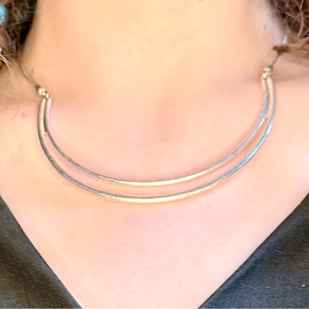🧚🏻‍♀️ Silver Tone Double Bar Collar Necklace w/ Adjustable Chain & 🍀Charm Accent